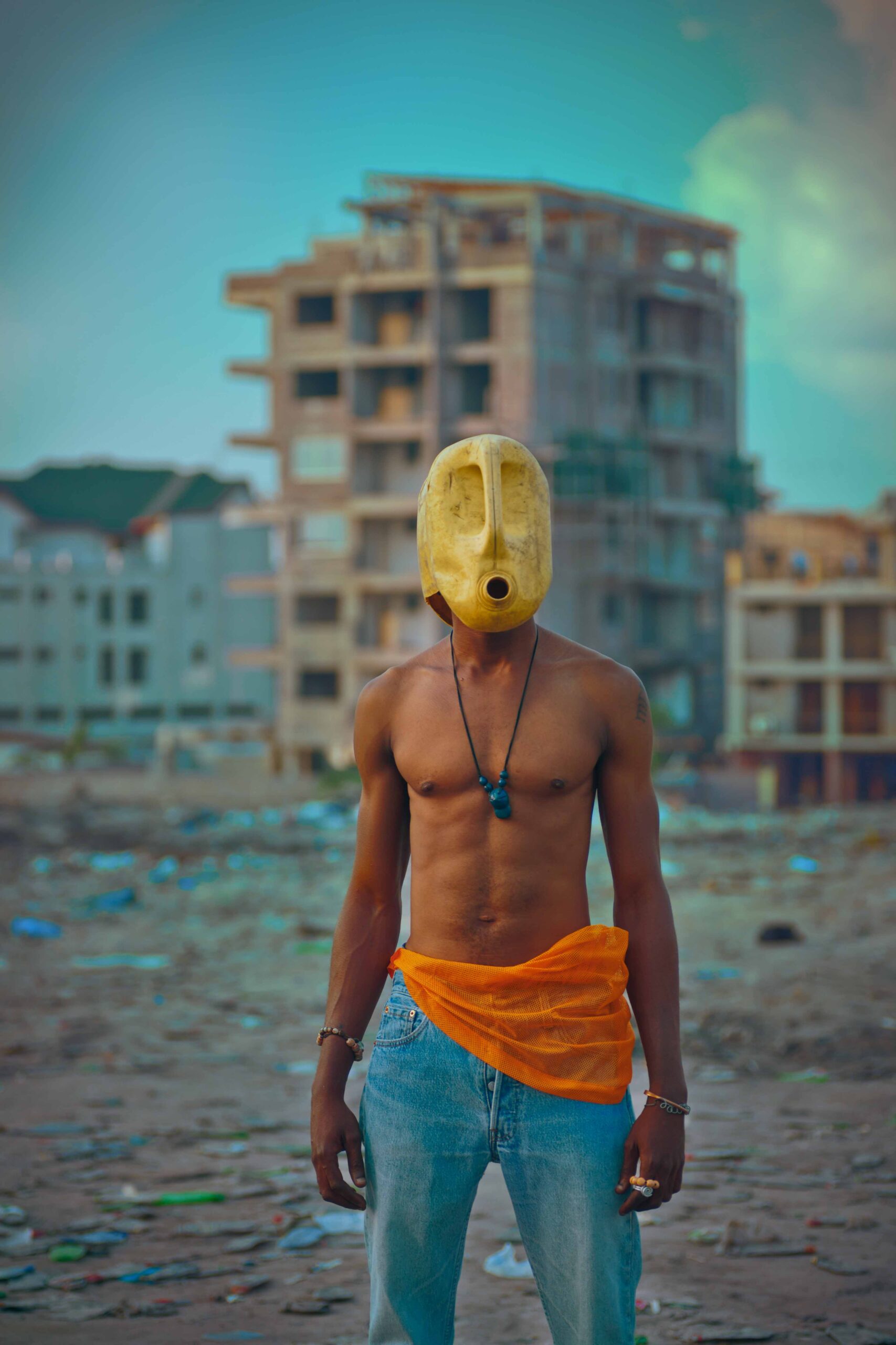 Copia di 1-TO ZANGI MAYI _L-Homme-au-bidon-jaune-_serie-La-Vie-est-Belle_Furie-x-Mvnzi_LOW TO ZANGI MAYI – Image 1