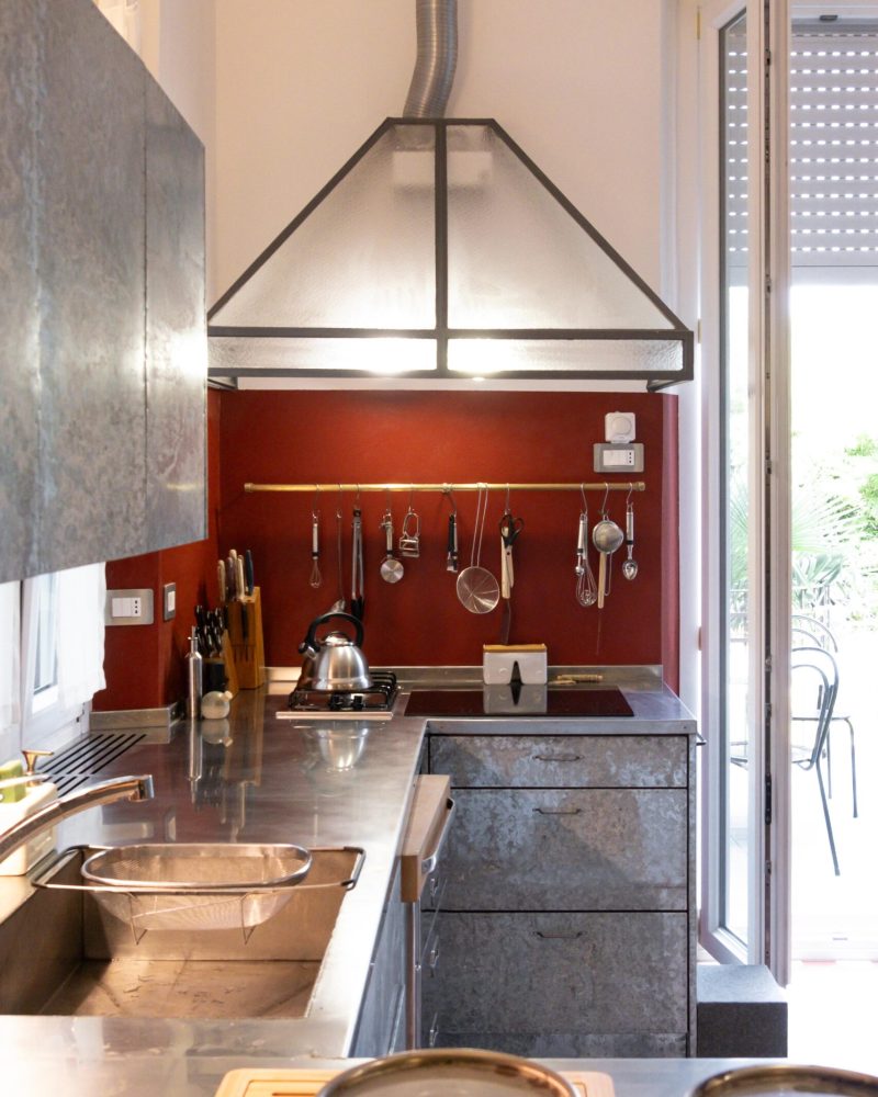 Cucina ferro zincato Paolo e Chiara Bortolini_ph Pietro Algranti