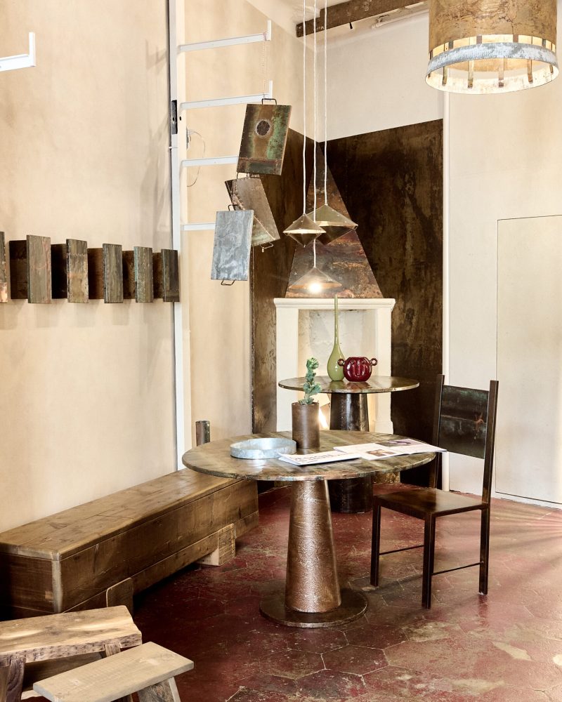 Tavolo tondo rame in showroom Pastrengo 23_ph Dalila Slimani